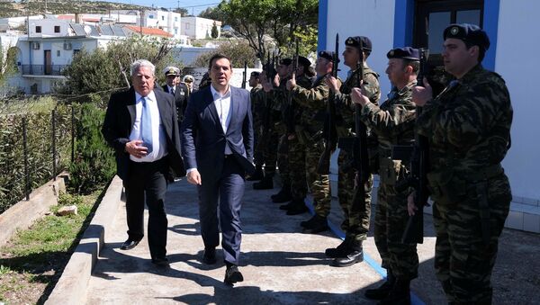 O primeiro-ministro grego, Alexis Tsipras, e o prefeito de Agathonisi, Evangelos Kottoros, avaliam guarda de honra durante uma visita à ilha de Agathonisi, na Grécia. - Sputnik Brasil