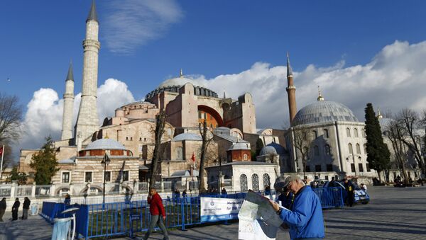 A tourist couple checks a map, near the Byzantine-era monument of Hagia Sophia, at Sultanahmet square in Istanbul,Turkey January 14, 2016 - Sputnik Brasil