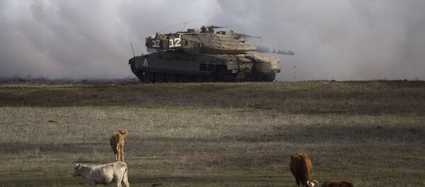 Tanque israelense Merkava Mark 4 durante exercícios na parte das Colinas de Golã ocupada por Israel, na fronteira com a Síria (foto de arquivo) - Sputnik Brasil