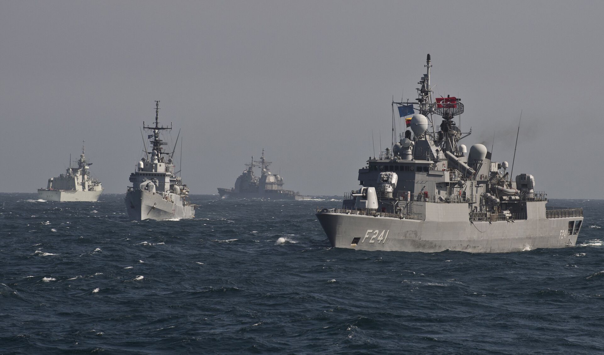 Navios militares da OTAN durante exercícios navais no mar Negro perto do porto romeno de Constanta - Sputnik Brasil, 1920, 12.11.2021