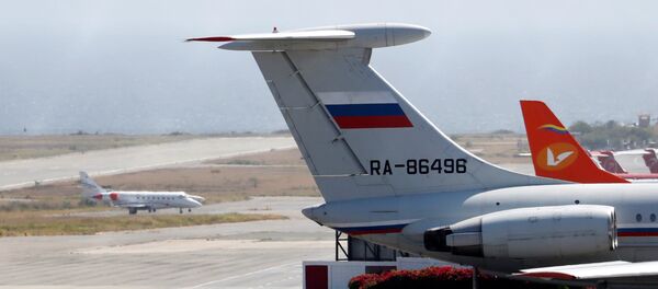 Avião de bandeira russa no Aeroporto Internacional Simón Bolívar em Caracas - Sputnik Brasil