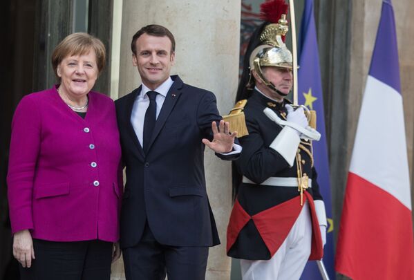 Chanceler federal da Alemanha, Angela Merkel, e o presidente da França, Emmanuel Macron, durante a cúpula dos líderes da UE e da China no Palácio do Eliseu, em Paris - Sputnik Brasil