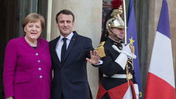 Chanceler federal da Alemanha, Angela Merkel, e o presidente da França, Emmanuel Macron, durante a cúpula dos líderes da UE e da China no Palácio do Eliseu, em Paris - Sputnik Brasil