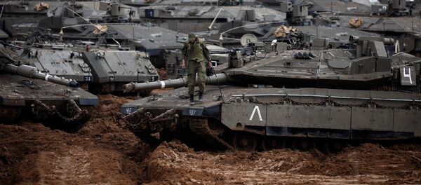 Soldado israelense sobre um tanque perto da fronteira com a Faixa de Gaza - Sputnik Brasil