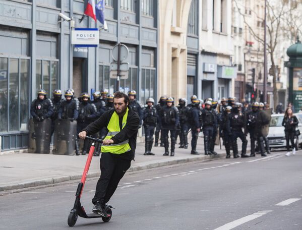 Coletes amarelos organizam ação de protestos em Paris - Sputnik Brasil