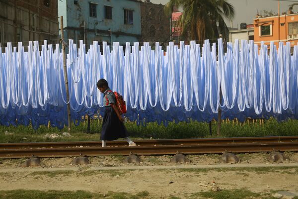 Aluna caminha pelos trilhos em Narayanganj, Bangladesh - Sputnik Brasil