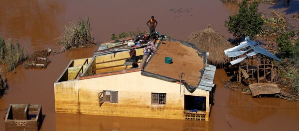 A man looks on atop his house after Cyclone Idai in Buzi district outside Beira, Mozambique, March 22, 2019. - Sputnik Brasil