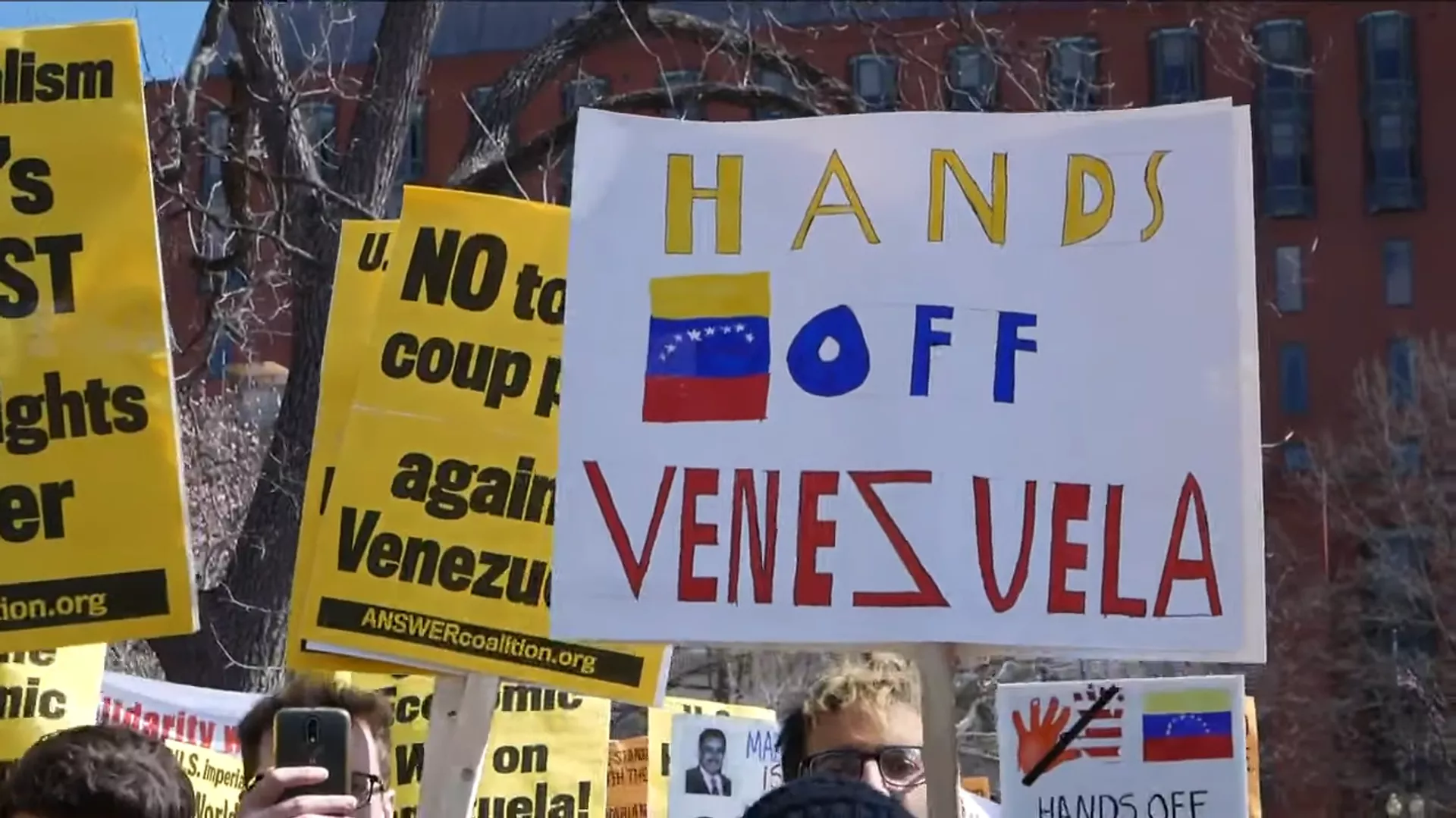 Manifestantes em Washington, DC, durante protesto contra a postura ameaçadora dos EUA em relação à Venezuela - Sputnik Brasil, 1920, 21.11.2024