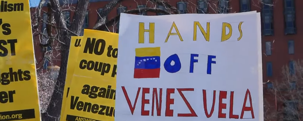 Manifestantes em Washington, DC, durante protesto contra a postura ameaçadora dos EUA em relação à Venezuela - Sputnik Brasil