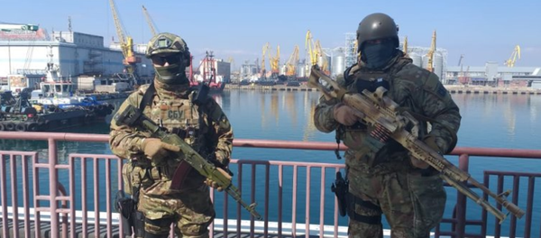 Hombres armados patrullan las calles de la ciudad de Odesa (Ucrania) - Sputnik Brasil