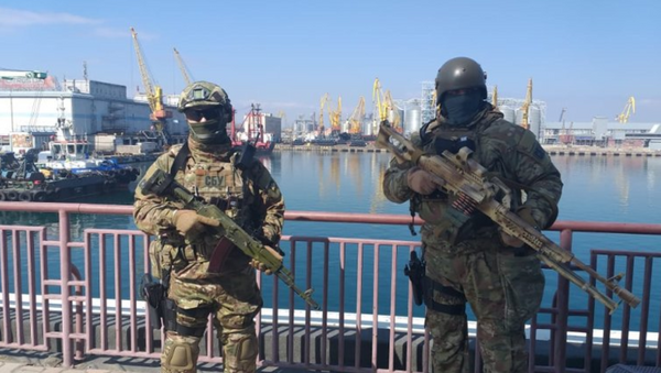 Hombres armados patrullan las calles de la ciudad de Odesa (Ucrania) - Sputnik Brasil