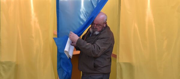 Eleitor é fotografado deixando uma cabine em zona de votação na cidade de Lviv, durante as eleições presidenciais na Ucrânia. - Sputnik Brasil