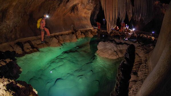Treinamento de astronautas da Agência Espacial Europeia (ESA) nas cavernas subterrâneas de Sa Grutta, Itália - Sputnik Brasil