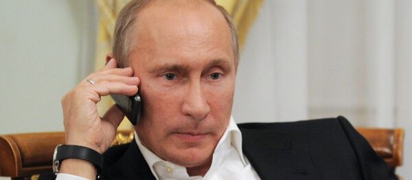 O presidente russo, Vladimir Putin, informou por telefone ao líder francês, François Hollande, e à alemã, Angela Merkel, nesta segunda-feira (22) sobre a necessidade de dar um fim aos ataques das forças de Kiev na região de Donbass - Sputnik Brasil