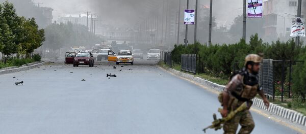 Policial afegão durante confronto com grupo armado perto do parlamento em Cabul. Nenhum movimento ou organização terrorista ainda assumiu a responsabilidade pelo ataque. - Sputnik Brasil