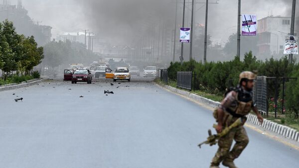 Policial afegão durante confronto com grupo armado perto do parlamento em Cabul. Nenhum movimento ou organização terrorista ainda assumiu a responsabilidade pelo ataque. - Sputnik Brasil