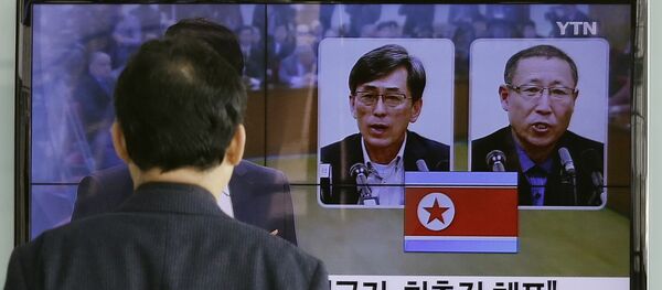 Um homem acompanha em Seul o noticiário sobre as prisões de dois sul-coreanos na Coreia do Norte. - Sputnik Brasil