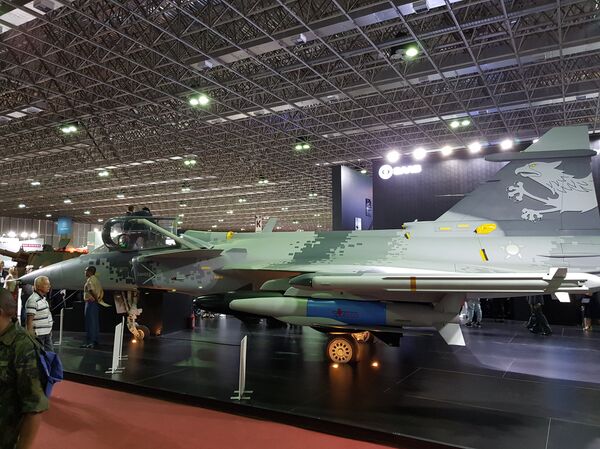 Pedido e desenvolvido com o Brasil, caça sueco Gripen F começa a tomar forma (VÍDEO) - Sputnik Brasil