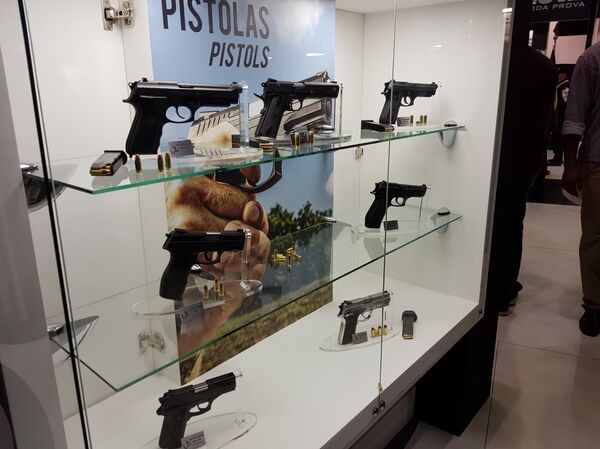 Lançamentos de pistolas foram uma tônica nos estandes das principais empresas de armas na LAAD 2019 - Sputnik Brasil