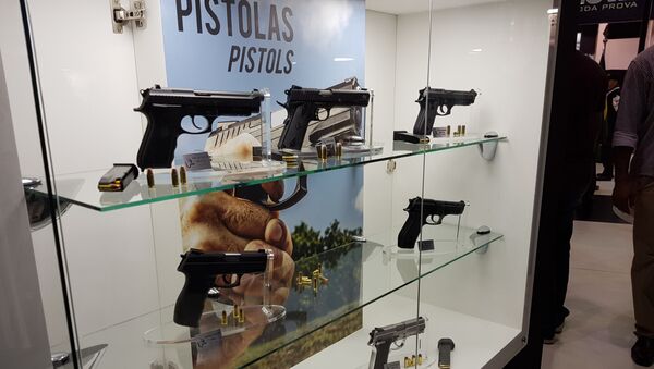 Lançamentos de pistolas foram uma tônica nos estandes das principais empresas de armas na LAAD 2019 - Sputnik Brasil