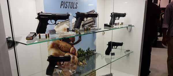 Lançamentos de pistolas foram uma tônica nos estandes das principais empresas de armas na LAAD 2019 - Sputnik Brasil