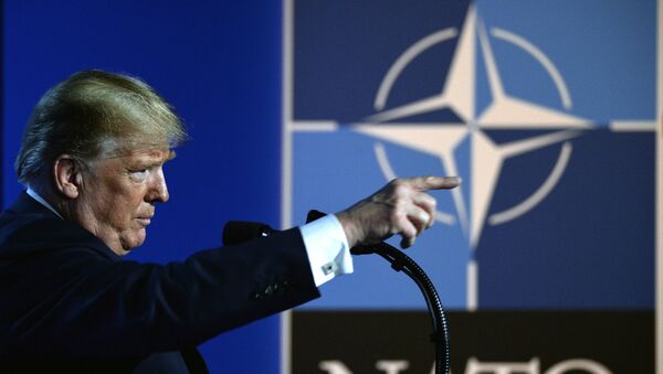 Presidente dos EUA, Donald Trump em frente à logo da OTAN. - Sputnik Brasil