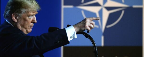 Presidente dos EUA, Donald Trump em frente à logo da OTAN. - Sputnik Brasil