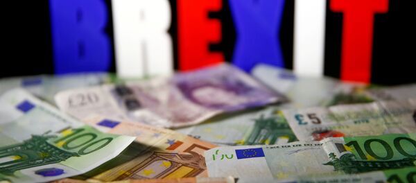 As cédulas do Euro e da libra em frente ao letreiro do BREXIT. - Sputnik Brasil