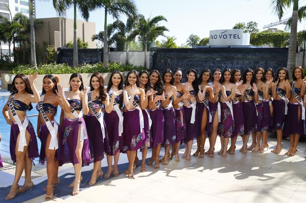 Morenas que pretendem participar no concurso de beleza Miss Filipinas cumprimentam o público, posando perto da piscina - Sputnik Brasil
