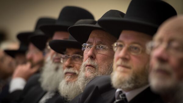 Rabinos e membros da comunidade judaica ortodoxa participam da posse do rabino-chefe Ephraim Mirvis no norte de Londres (arquivo) - Sputnik Brasil