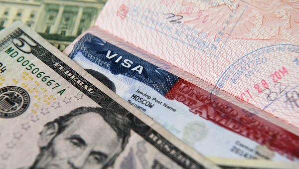 US dollar notes and an American visa - Sputnik Brasil