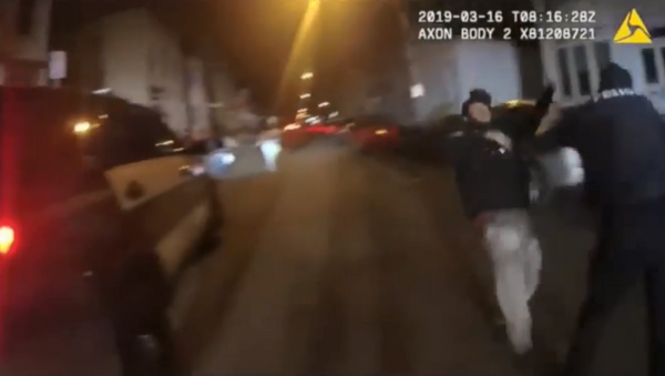 Vídeo do Departamento de Polícia de Albany, Nova York, mostrando policiais agredindo jovens - Sputnik Brasil