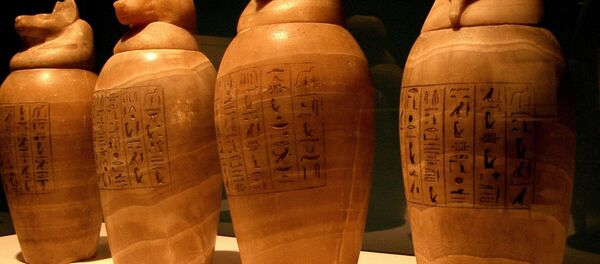 Vaso canópico utilizado no Antigo Egito para colocar órgãos retirados do morto durante o processo de mumificação - Sputnik Brasil