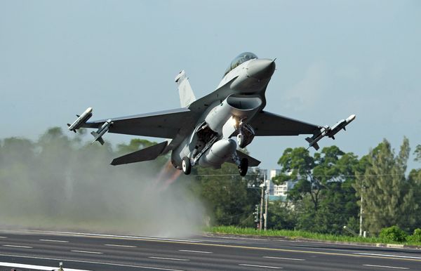 Caças F-16 de Taipé interceptam avião de combate da China no estreito de Taiwan, segundo mídia - Sputnik Brasil