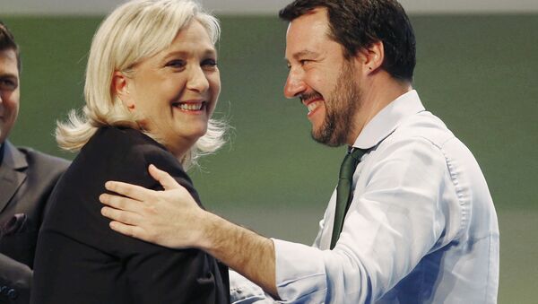 French National Front president Marine Le Pen, left, hugs Italy's Northern League leader Matteo Salvini during the Europe of Nations and Freedom movement meeting in Milan, Italy, Thursday, Jan. 28, 2016 - Sputnik Brasil