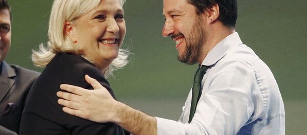 French National Front president Marine Le Pen, left, hugs Italy's Northern League leader Matteo Salvini during the Europe of Nations and Freedom movement meeting in Milan, Italy, Thursday, Jan. 28, 2016 - Sputnik Brasil