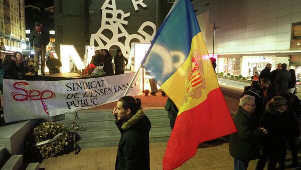 Manifestante com a bandeira de Andorra durante um protesto na capital do país, Andorra-a-Velha, em 16 de janeiro de 2019 - Sputnik Brasil