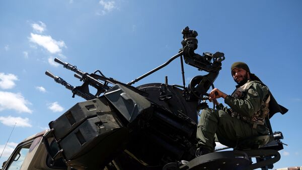 Soldado do Exército Nacional da Líbia (LNA), comandado pelo marechal Khalifa Haftar, 7 de abril de 2019 - Sputnik Brasil