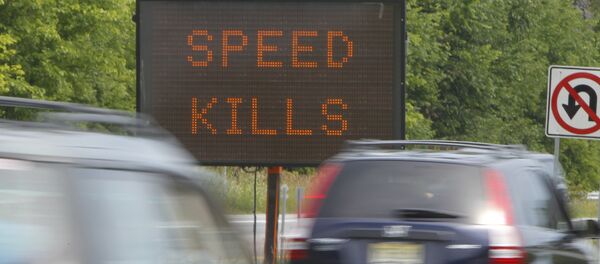Sinal alertando motoristas na estrada (imagem de arquivo) - Sputnik Brasil