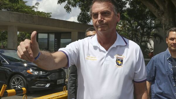 Presidente Bolsonaro posa para fotos na saída do Palácio da Alvorada - Sputnik Brasil