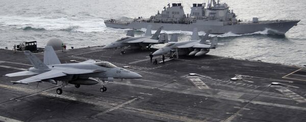 Porta-aviões norte-americano Abraham Lincoln ao lado de caças F-18 durante exercícios no golfo Pérsico Porta-aviões norte-americano Abraham Lincoln ao lado de caças F-18 durante exercícios no golfo Pérsico - Sputnik Brasil
