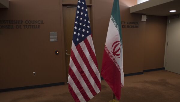 As bandeiras nacionais dos EUA e do Irã - Sputnik Brasil