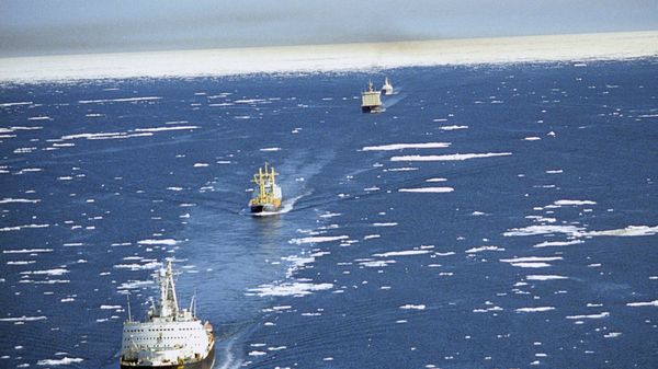 Caravana de navios na Rota Marítima do Norte (foto de arquivo) - Sputnik Brasil