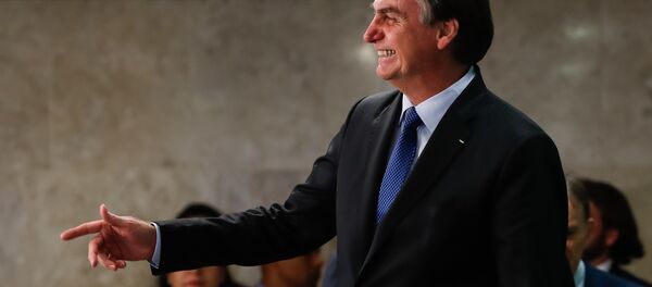 O presidente brasileiro, Jair Bolsonaro, na solenidade de sanção da Lei de Cadastro Positivo, em Brasília, em 8 de abril de 2019 - Sputnik Brasil