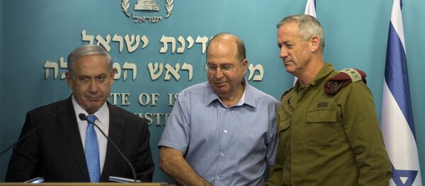 Lieutenant General Benny Gantz, then Israel's chief of staff, shakes the hand of defence minister Moshe Yaalon at a press conference with Benjamin Netanyahu in 2014 - Sputnik Brasil