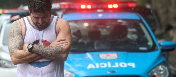 Homem em área de deslizamento no Rio de Janeiro - Sputnik Brasil