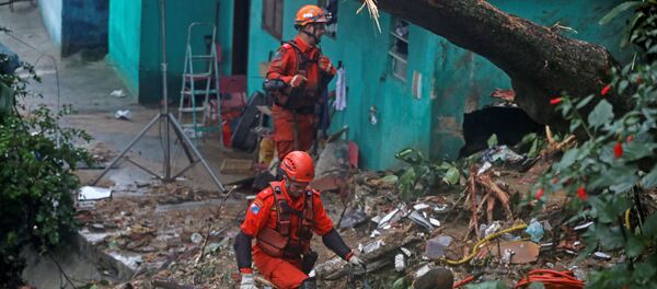 Equipe de resgate com cães em área de deslizamento de terra no Rio de Janeiro (foto de arquivo) - Sputnik Brasil