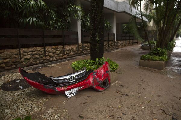 Painel frontal de carro é visto em bairro do Rio de Janeiro que foi alagado por chuvas - Sputnik Brasil