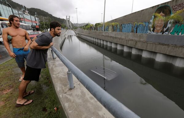 Carro é visto debaixo d’água em um túnel para automóveis no Rio de Janeiro - Sputnik Brasil