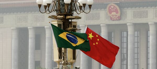 Bandeiras da China e do Brasil - Sputnik Brasil